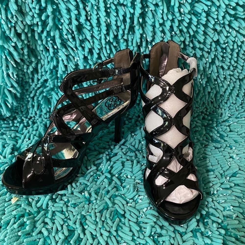 NIB Daisy Fuentes‎ size 9 1/2 Strappy dressy patient leather
